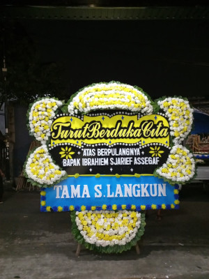 Papan Bunga Duka di Ujung